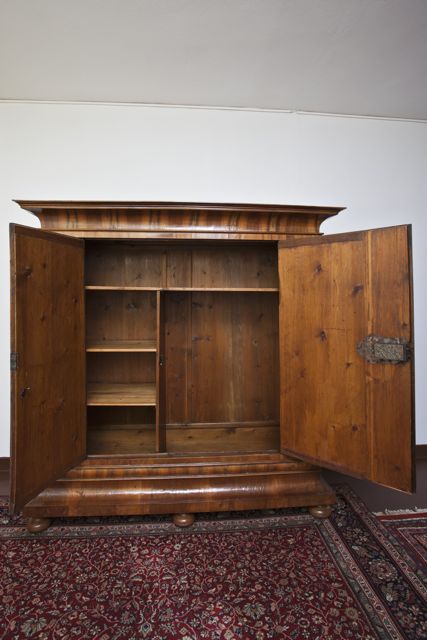 Frankfurter Wellenschrank um 1730 - Antike Möbel und Antiquitäten Berlin Frankfurter Wellenschrank um 1730 - Antike Möbel und Antiquitäten Berlin